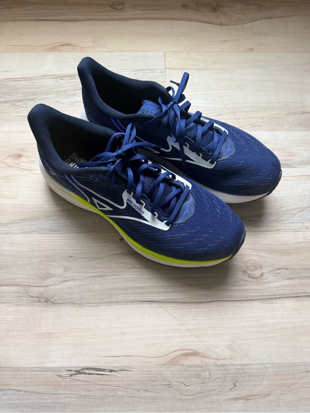 Mizuno Wave Rider 29 navy running shoes men with bright yellow-green midsole - Picture 2 of 10